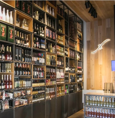 Interior de la tienda de venta y degustación de vinos Tannic by Freixenet